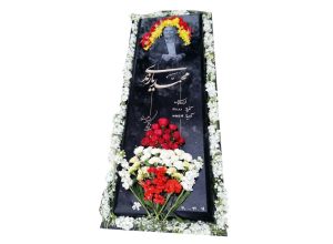 گذاشتن گل روی سنگ مزار