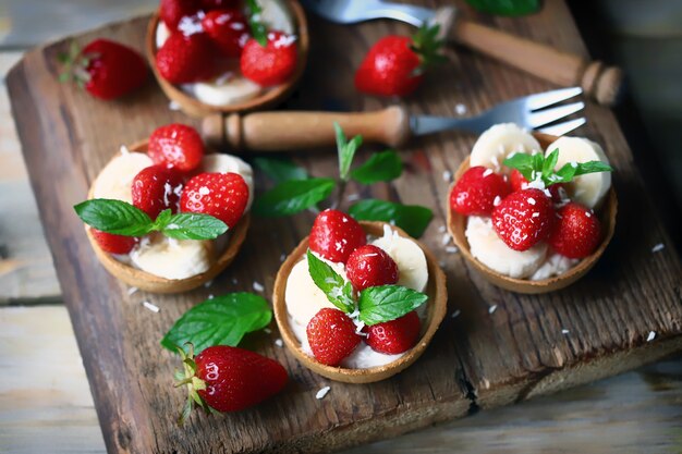 تزئین میوه برای ختم با استفاده از موز و توت فرنگی