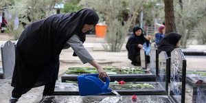 دلیل ریختن آب و گلاب روی سنگ قبر